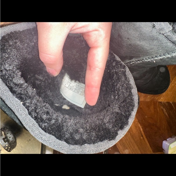Black Uggs US 8 - Picture 3 of 4